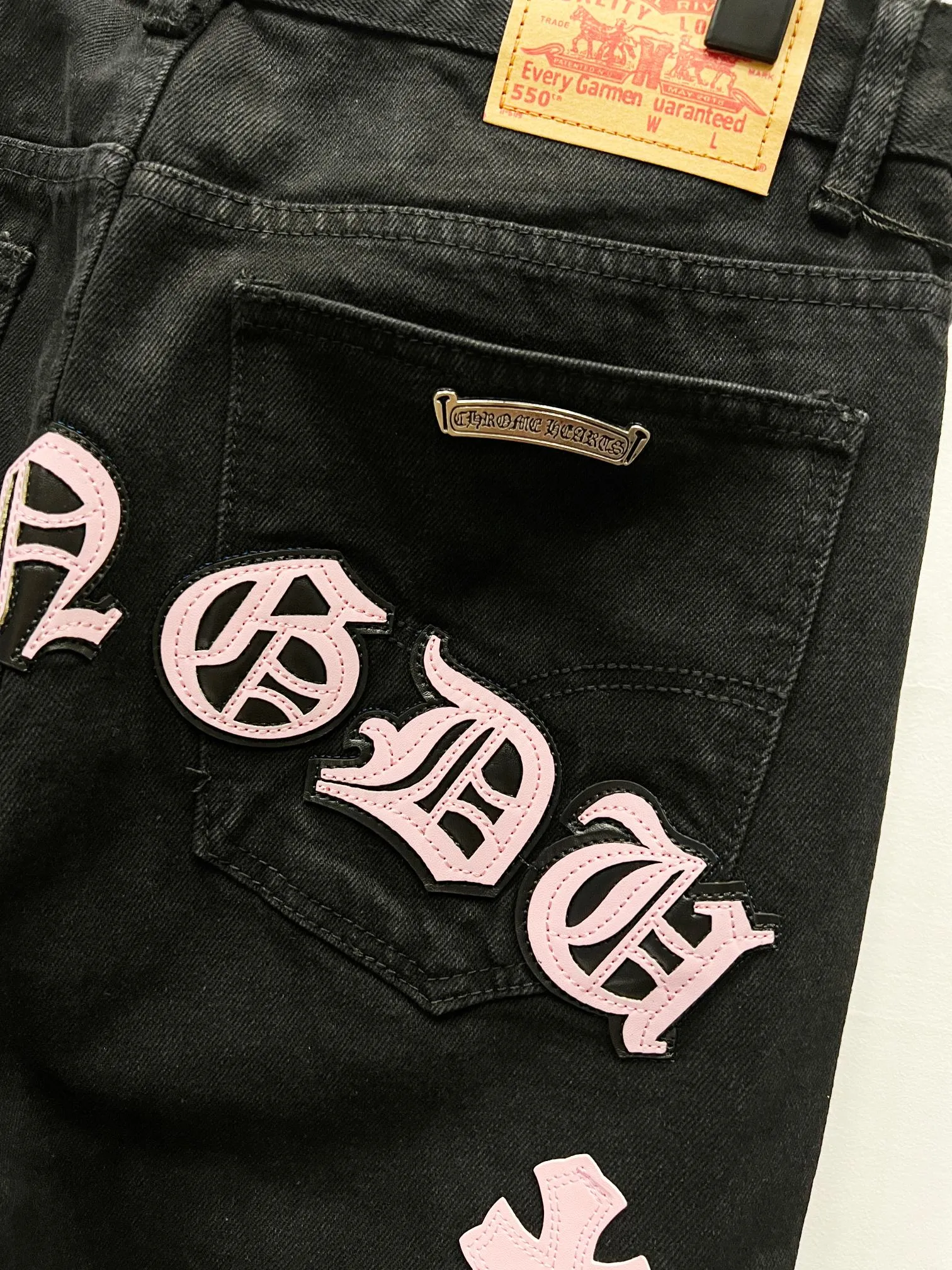 P260 Style number: (K660) Style number: (K550) Chrome Hearts & Chrome Hearts CH city limited series Sanskrit cross patch patchwork leather jeans require finished products to be washed and then disassembled and hand-stitched with sheepskin cross leather and then spliced ​​together to complete the process. The whole process is too complicated to explain. The texture can be seen in the hand, and it looks good. The styles with different washed textures are very friendly to people with thin legs and thick legs. The straight version is very flattering to the leg shape. The moderate length is timeless and can be matched easily and casually. It is the basic styling foundation for various styles and is a must-have in the wardrobe! The fabric is stiff but also makes the upper body soft without losing texture. The washing process is even more perfect. It is a must-have item for everyone! ! ! Washed wheat, hang tag, pants label, three labels are complete, the upper body effect is particularly stiff and stylish, super stylish, same style for men and women - Color: orange and orange Size: 28 30 32 34